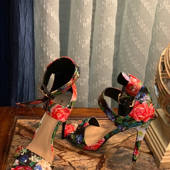 Floral heels - Picture 2 of 3